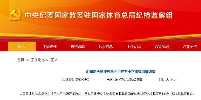 罗克出生于2005年2月28日，所以他已经年满18岁，可以正式加入巴萨。